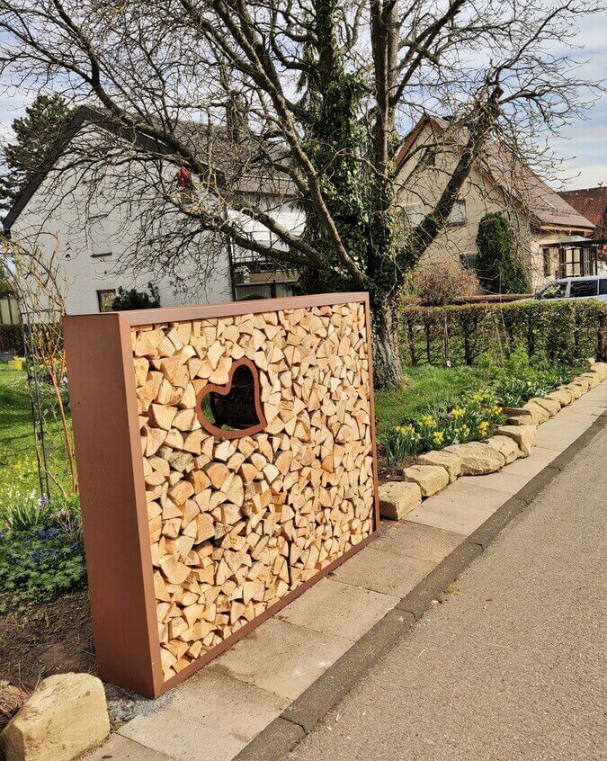 Metall Holzregal als Wegbegrenzung - Gartendidee